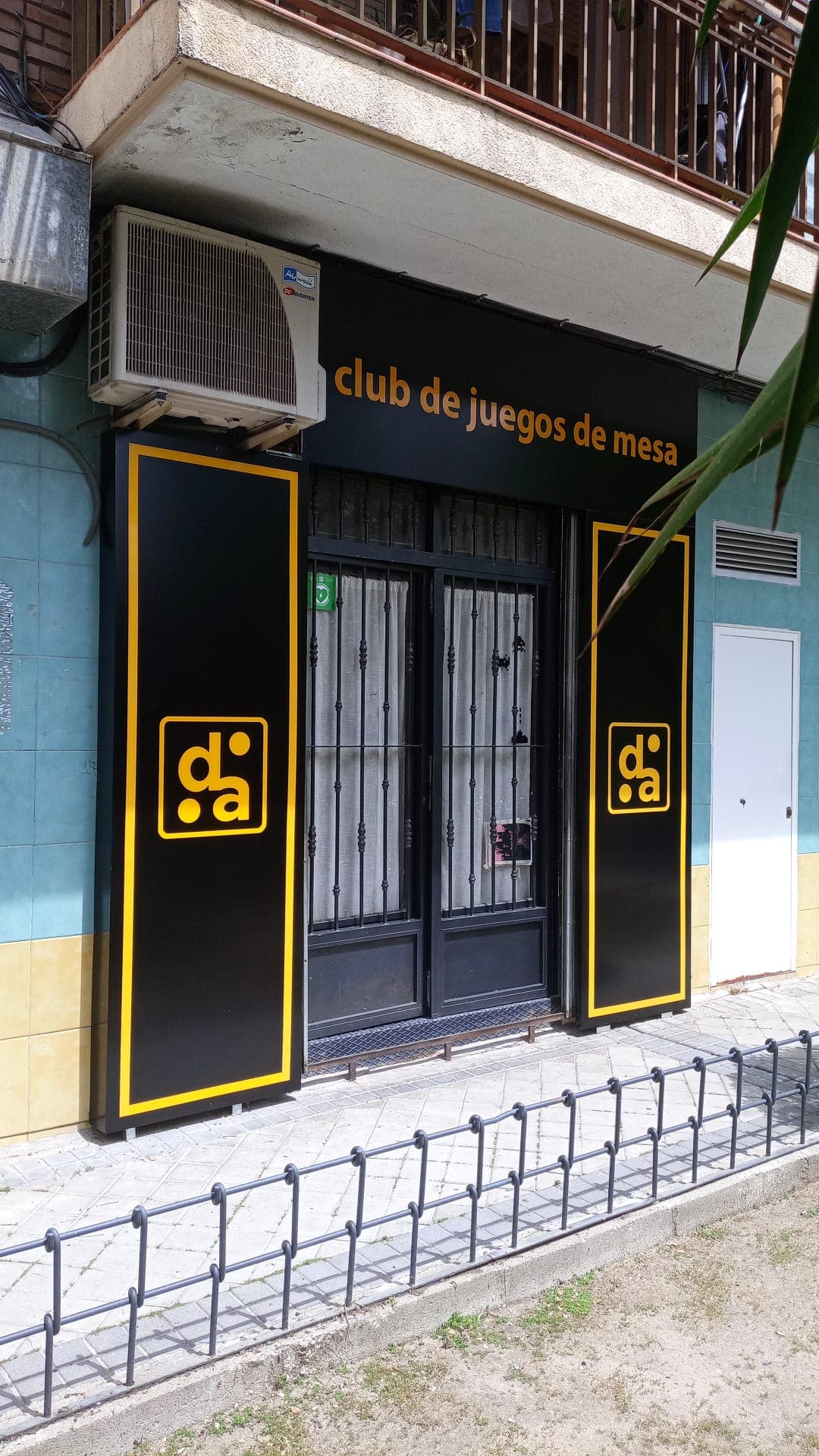 Fachada del Club Da2 vista desde la calle