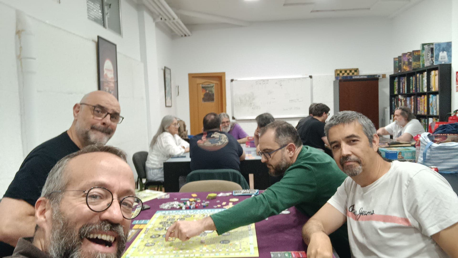 Grupo de socios del Club Da2 jugando una partida