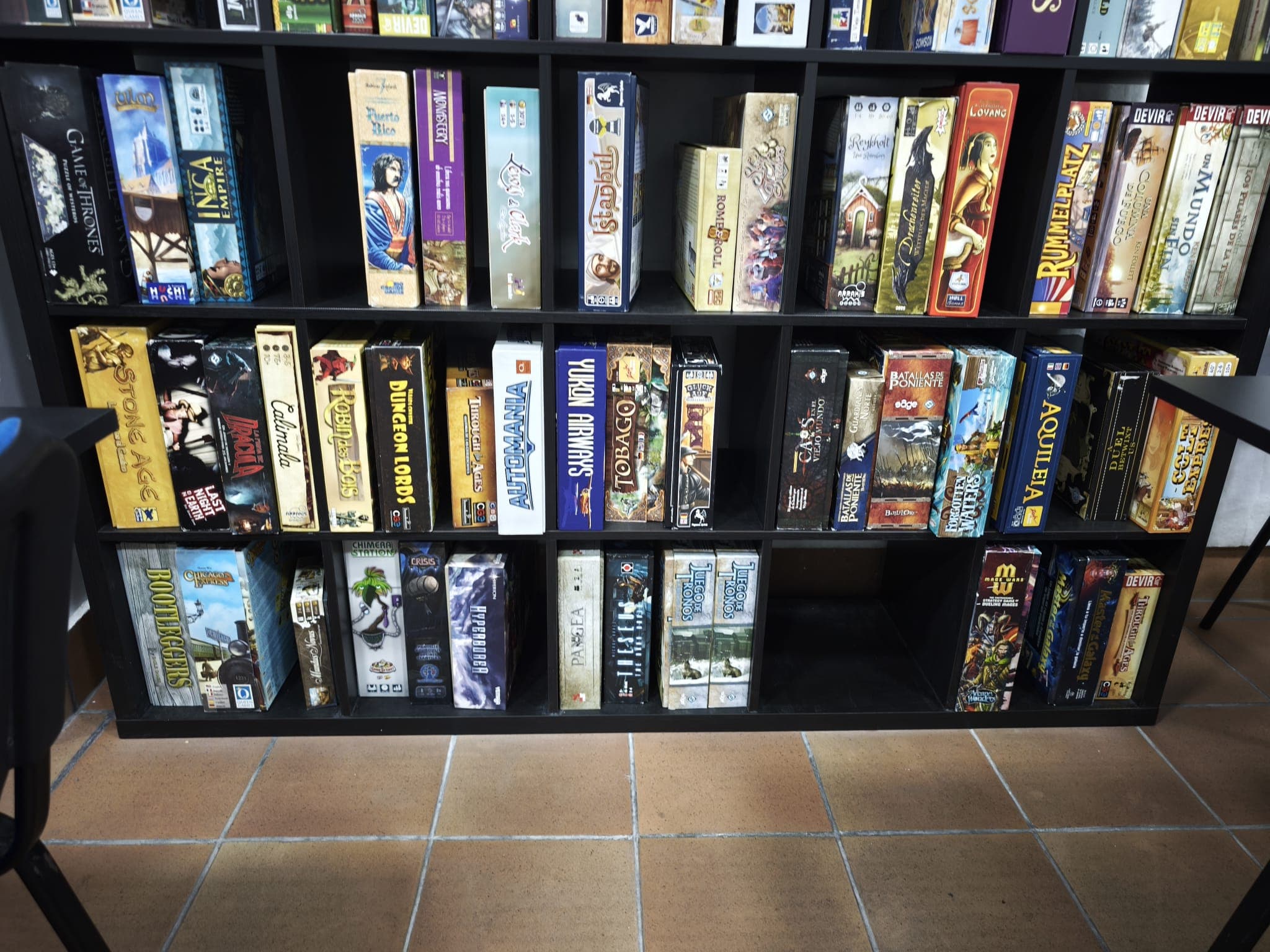 Estantería de la ludoteca del club repleta de juegos