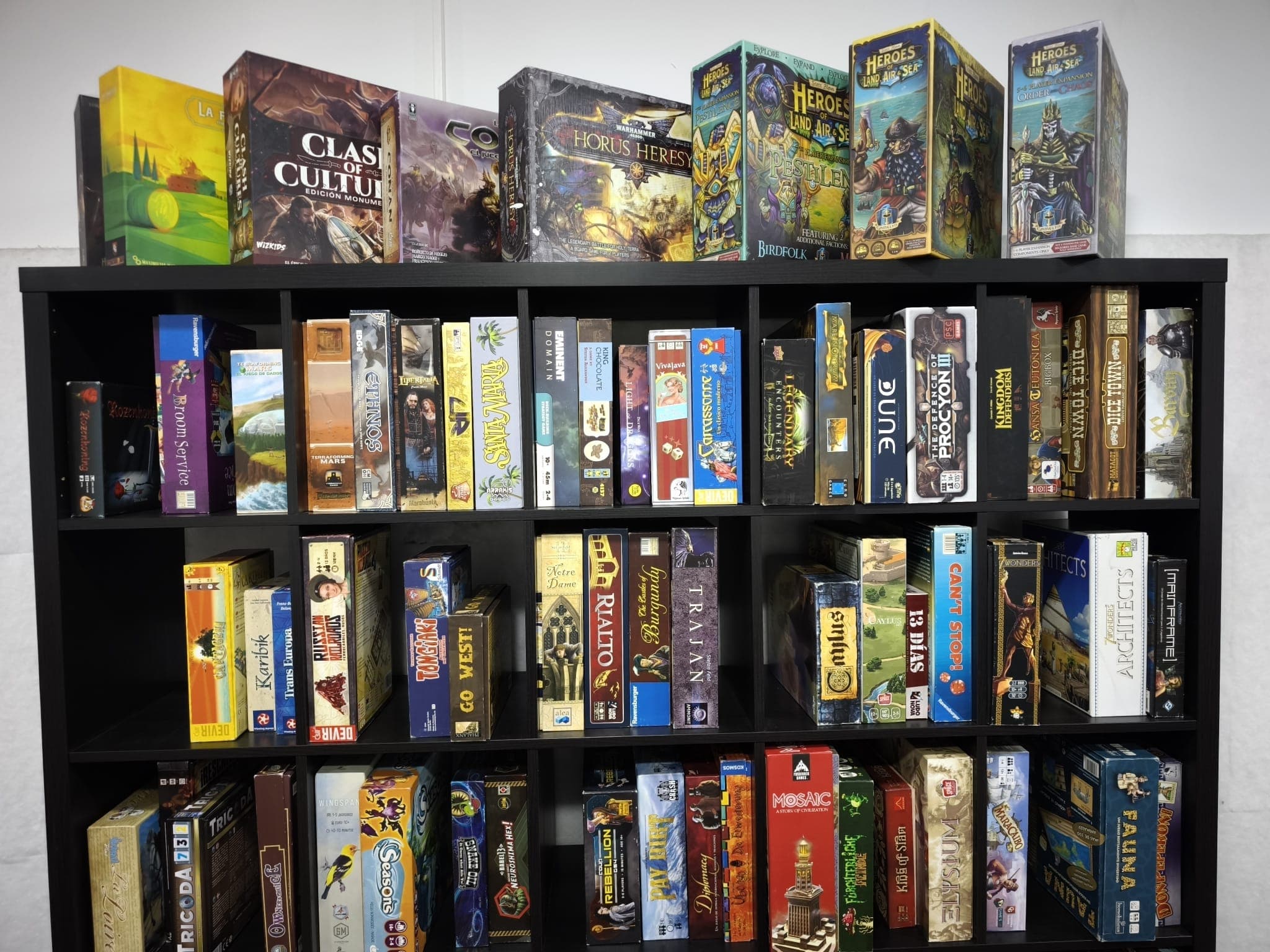 Estanterías de la ludoteca del Club Da2 repletas de juegos de mesa