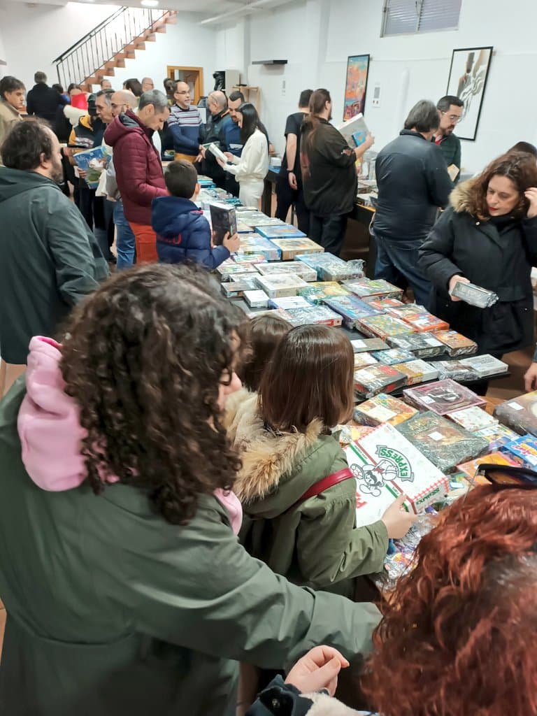 Socios curioseando entre los juegos en el mercadillo del Club Da2