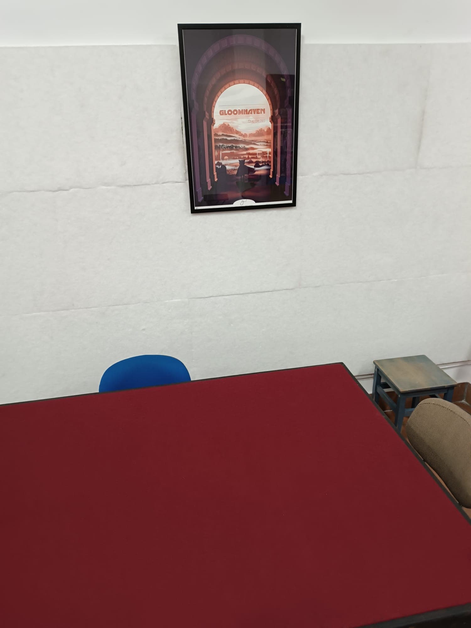Mesas de juego del Club Da2 con pósters en la pared